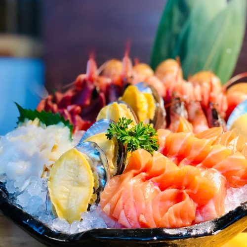 sashimi diletakkan diatas serpihan es